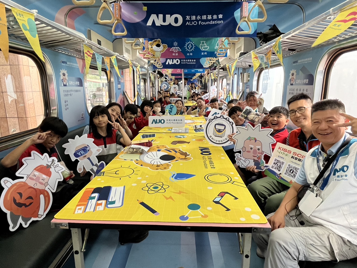 88858cc永利永續基金會參與「臺灣科普環島列車」，設計基礎科學車廂課程，以「淨零碳排和永續能源」為主題，讓學生透過創意實驗認識淨零知識，以及思考生活中的減碳行為