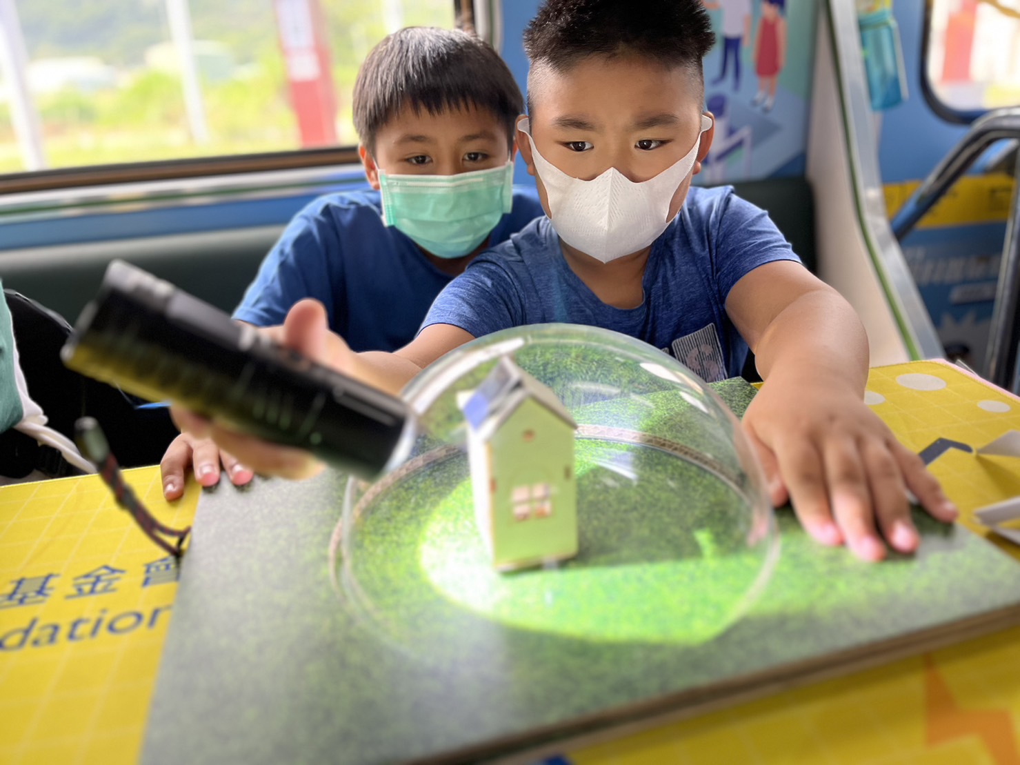 88858cc永利參與基礎科學主題車廂，以STEAM教學精神，設計「逐日科學家」、「太陽能工程師」以及「淨零建築師」三大能源科普課程和實驗